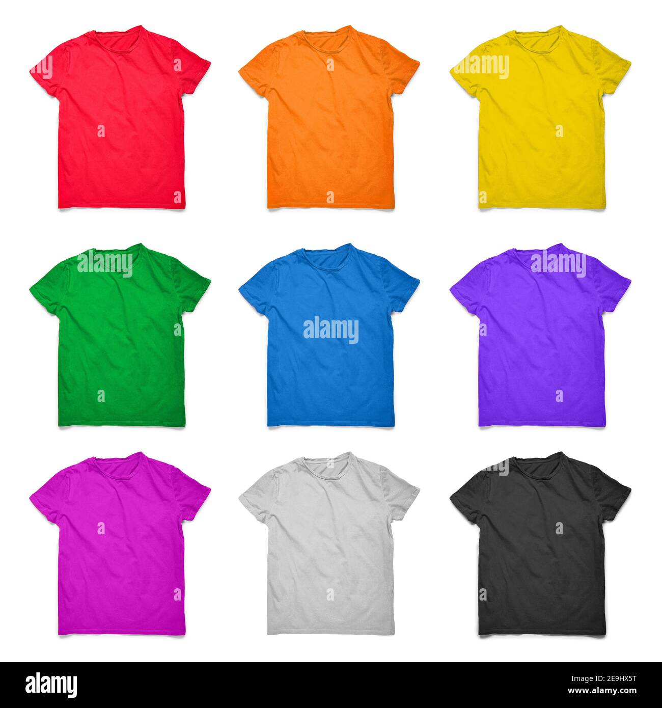 Collection de t-shirts brillants sur fond blanc Banque D'Images