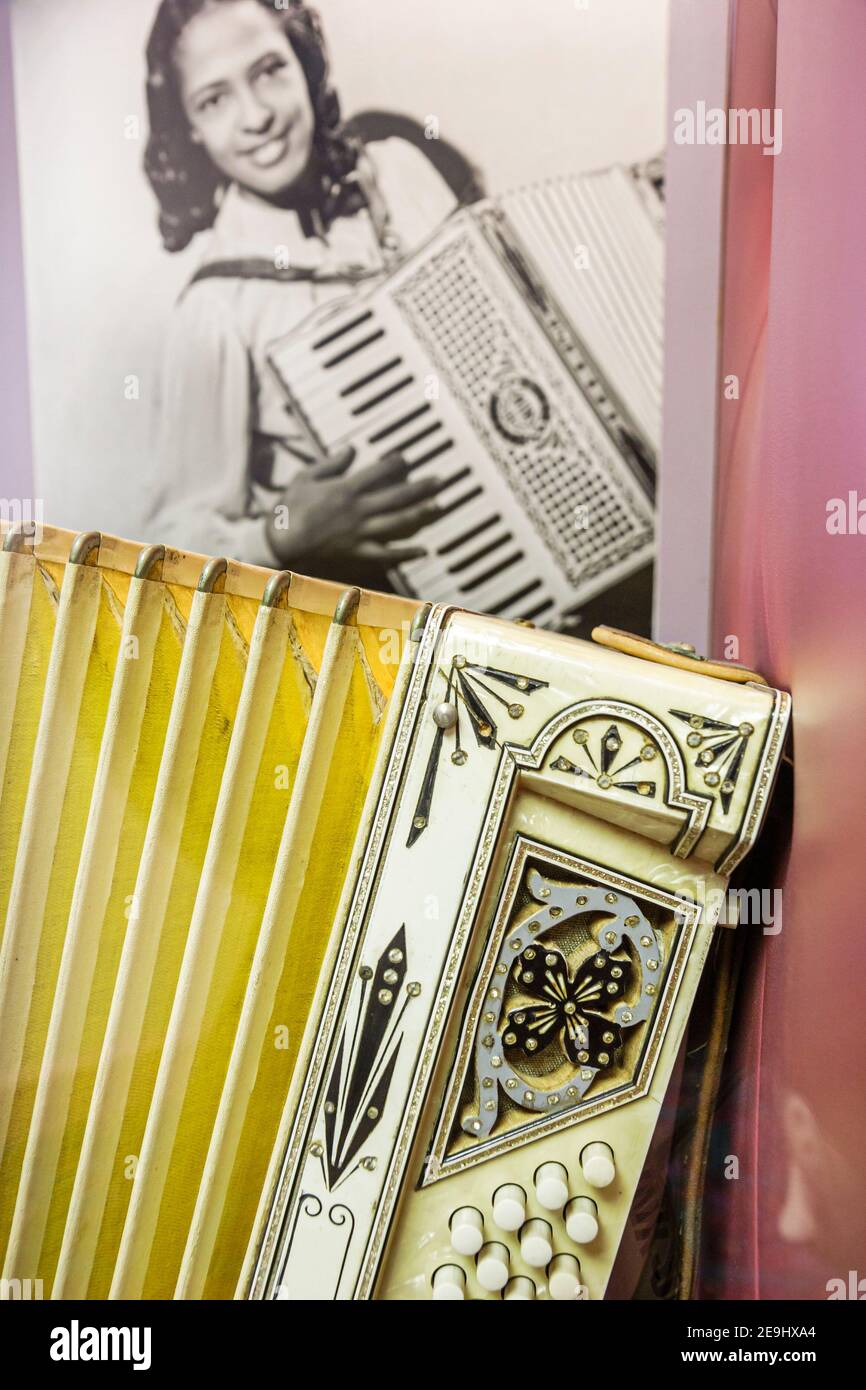 Birmingham Alabama, 4e Avenue District Alabama Jazz Hall of Fame, exposition Black Woman femme joueuse d'accordéon musicienne, Banque D'Images