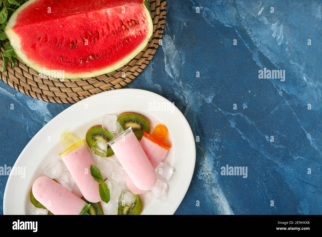 Composition avec crème glacée à la pastèque sur la table Banque D'Images