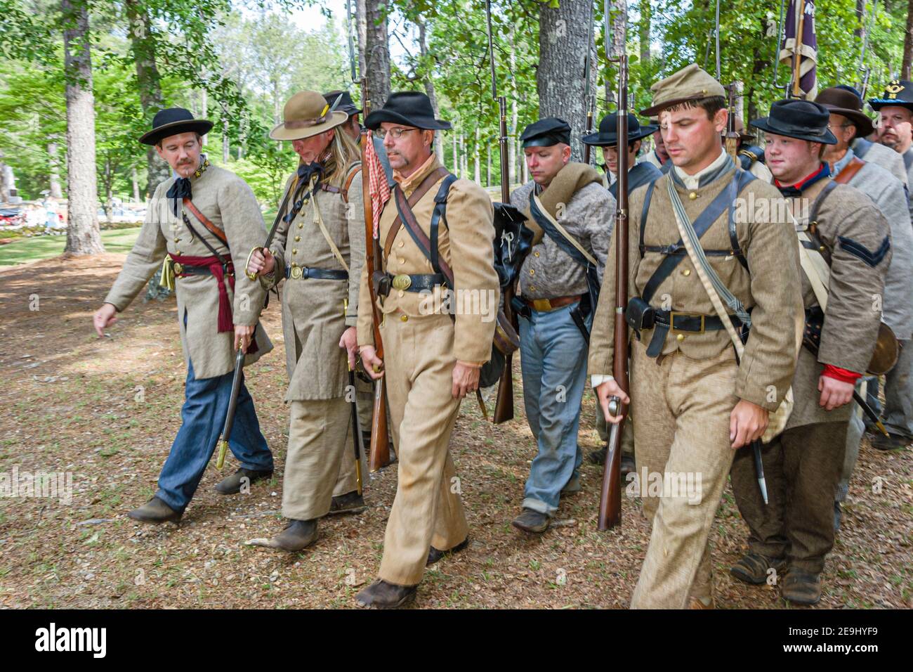 Alabama Marbury Confederate Memorial Park, reenacteurs de la guerre de Sécession costumes d'époque soldats en marche, Banque D'Images