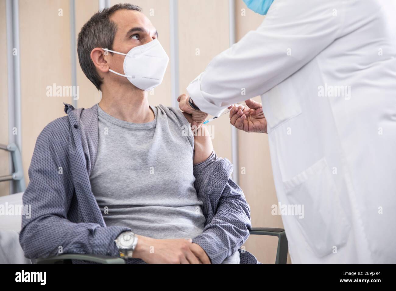 Barcelone, Espagne. 2021.02.03. À l'Hôpital de la Santa Creu i Sant Pau, la semaine du 1er au 7 février, ils administrent la deuxième dose du vaccin Pfizer à tout le personnel hospitalier (entre 5,000 et 6,000 personnes). Banque D'Images