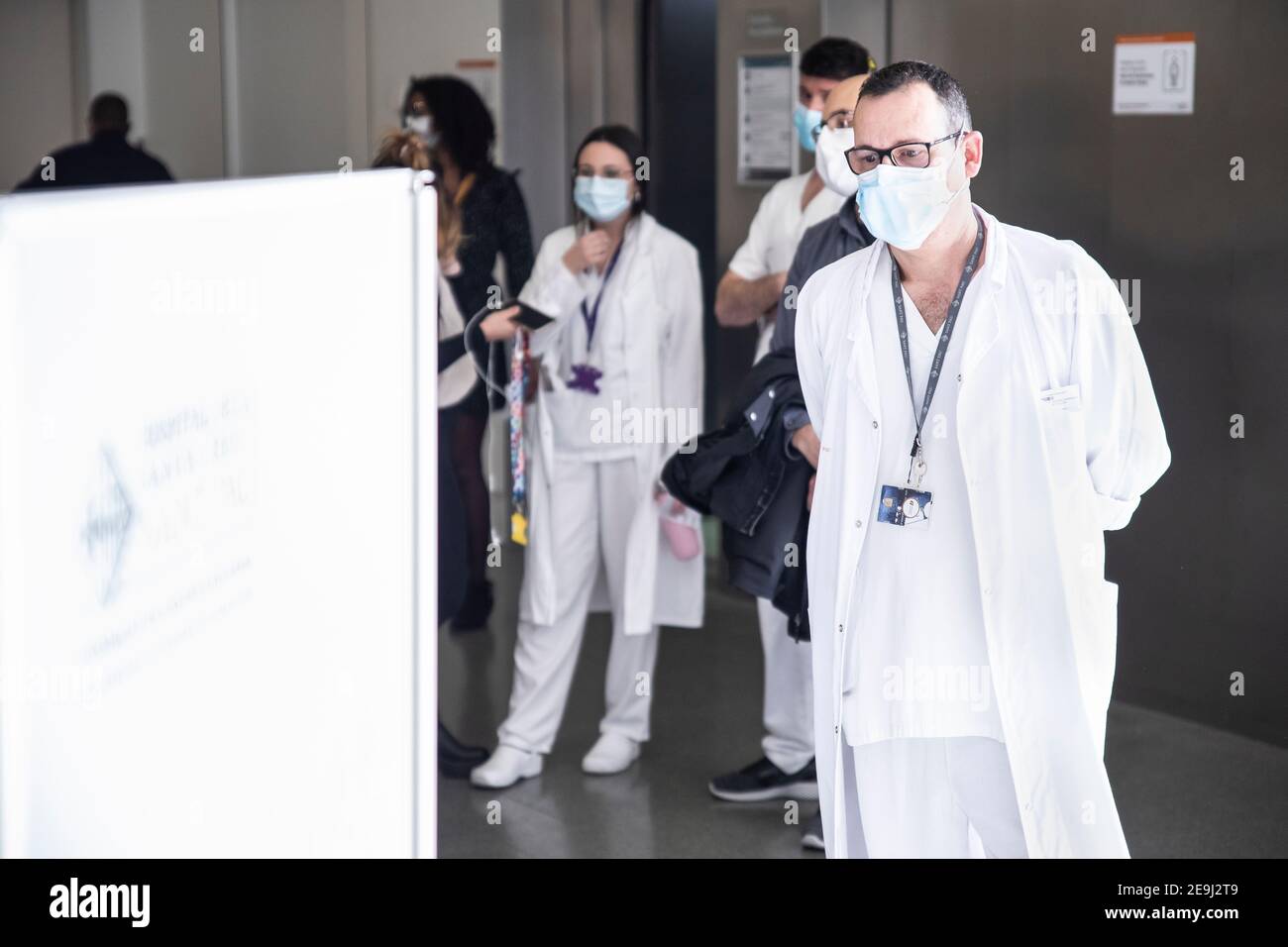 Barcelone, Espagne. 2021.02.03. À l'Hôpital de la Santa Creu i Sant Pau, la semaine du 1er au 7 février, ils administrent la deuxième dose du vaccin Pfizer à tout le personnel hospitalier (entre 5,000 et 6,000 personnes). Banque D'Images