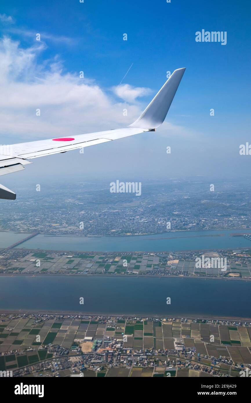 Avion japonais survolant Nagashima, ville de Nagoya au Japon. Vue aérienne depuis le siège passager. Banque D'Images