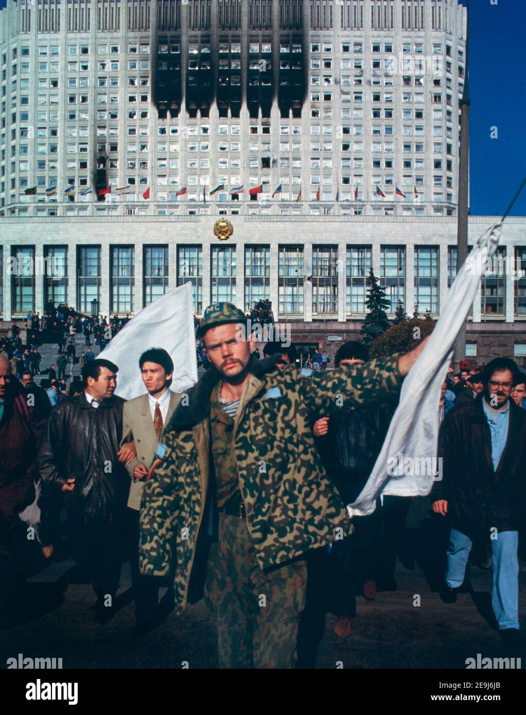 1993 crise constitutionnelle russe. Les partisans anti-Eltsine de la capitulation soviétique suprême dissoute après que l'armée russe en soutien au président russe Boris Eltsine ait attaqué la Maison Blanche russe le 4 1993 octobre. Banque D'Images