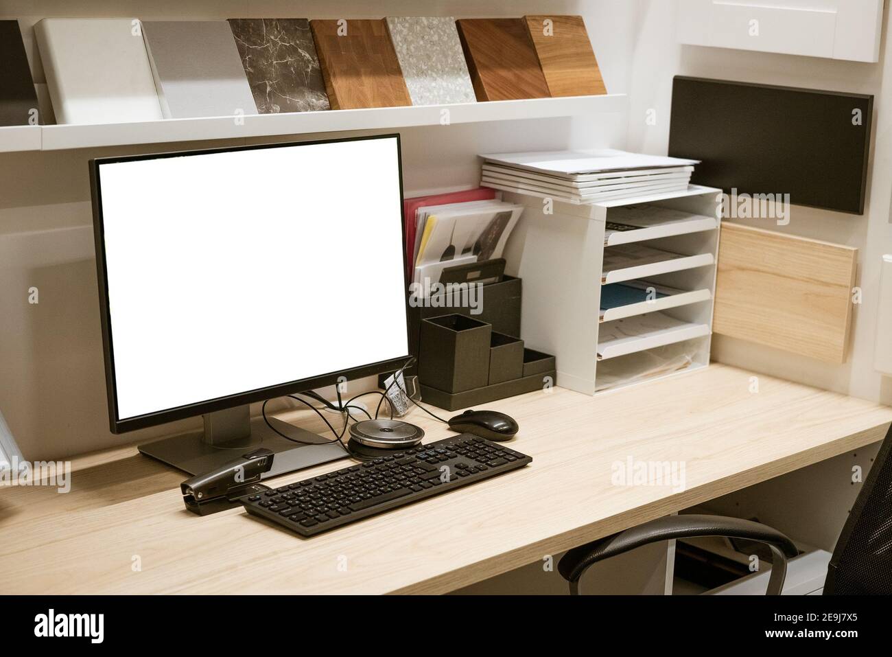 bureau léger au bureau avec un ordinateur, maquette Photo Stock - Alamy