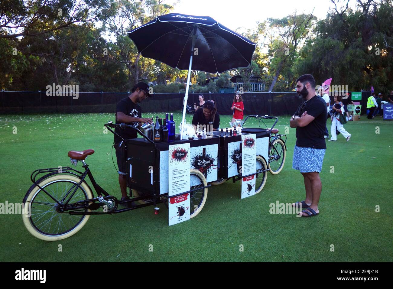 Chariot mobile espresso martini servant les clients au Moonlight Outdoor Cinema, King's Park Botanic Gardens, Perth, Australie occidentale. Pas de MR ou PR Banque D'Images