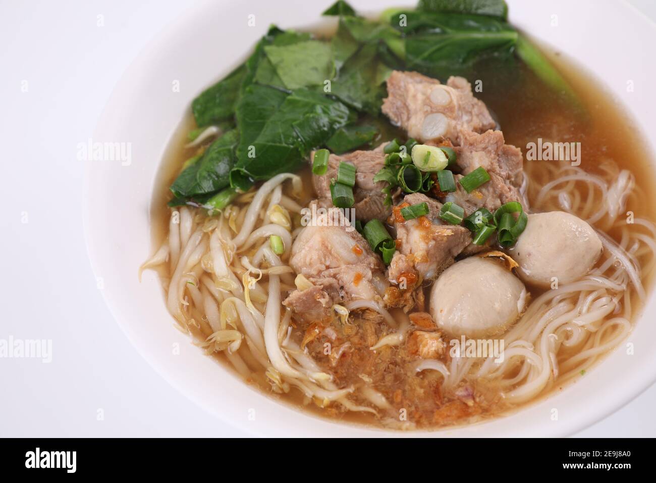 Cuisine thaïlandaise locale, Noodle avec boule de viande et porc isolé dans fond blanc Banque D'Images