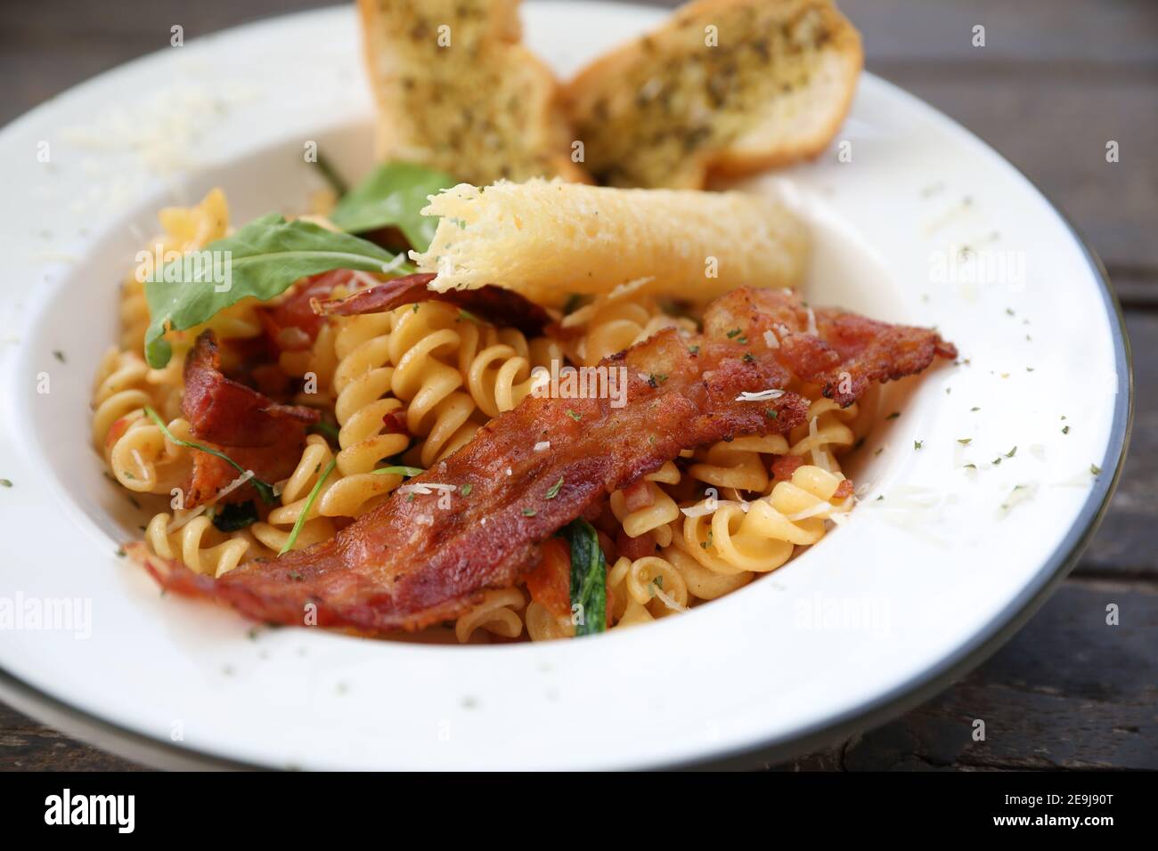 pâtes fusilli au bacon cuisine italienne Banque D'Images