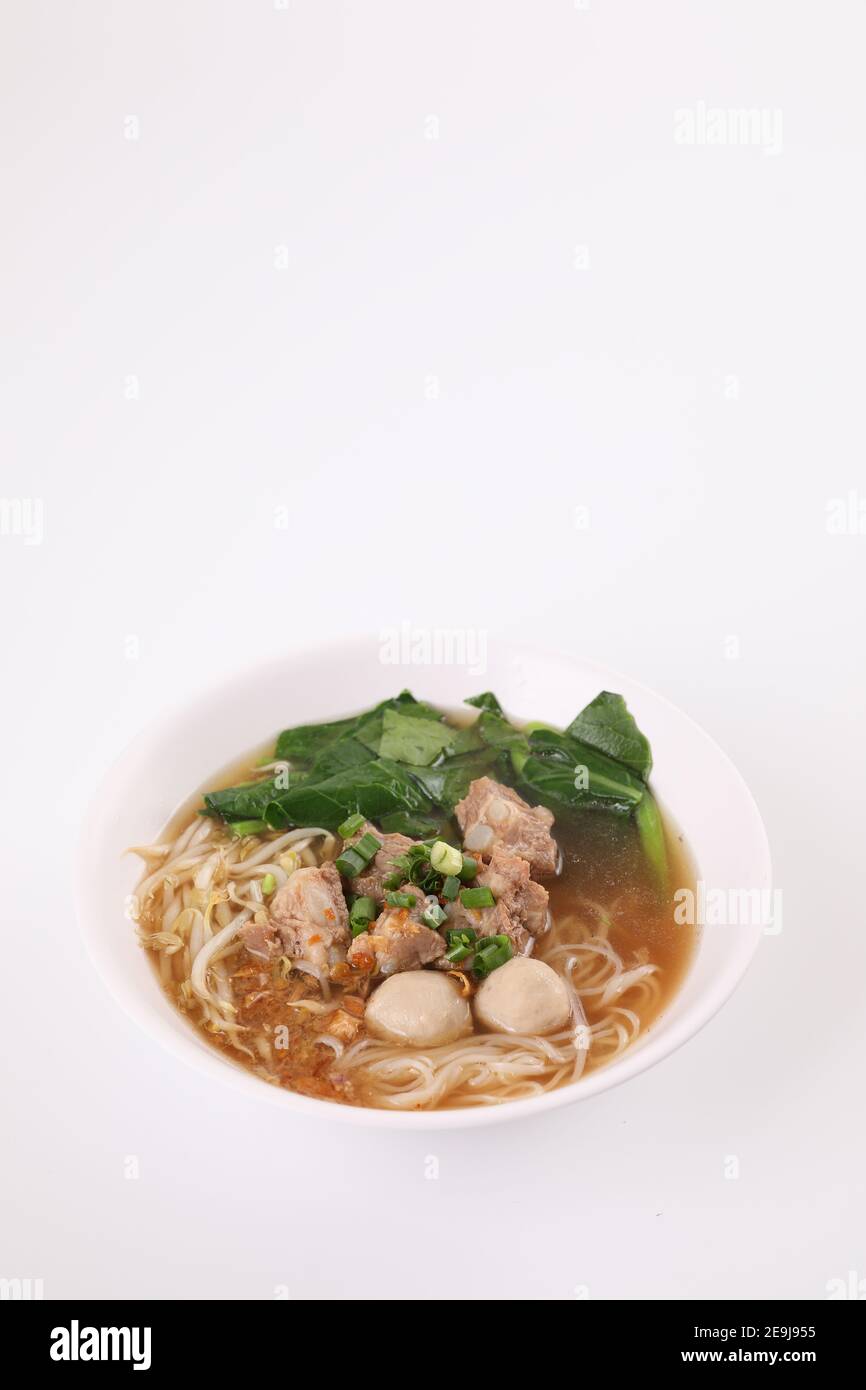 Cuisine thaïlandaise locale, Noodle avec boule de viande et porc isolé dans fond blanc Banque D'Images