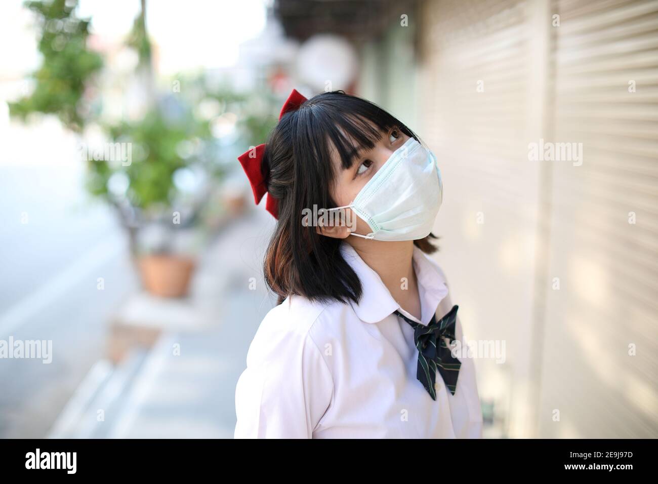 Portrait école fille avec masque Banque D'Images