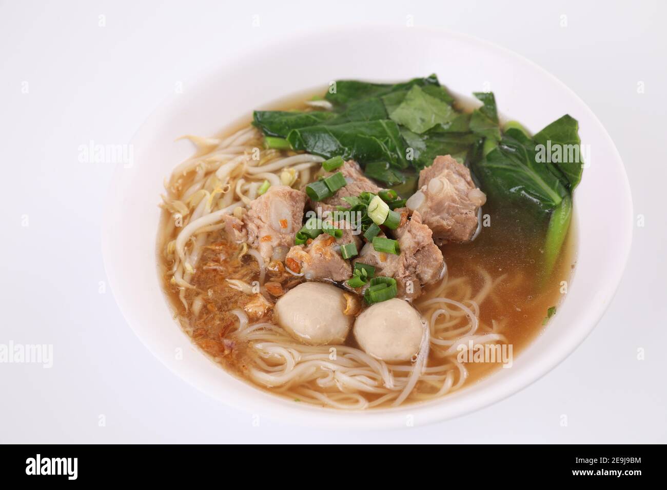 Cuisine thaïlandaise locale, Noodle avec boule de viande et porc isolé dans fond blanc Banque D'Images