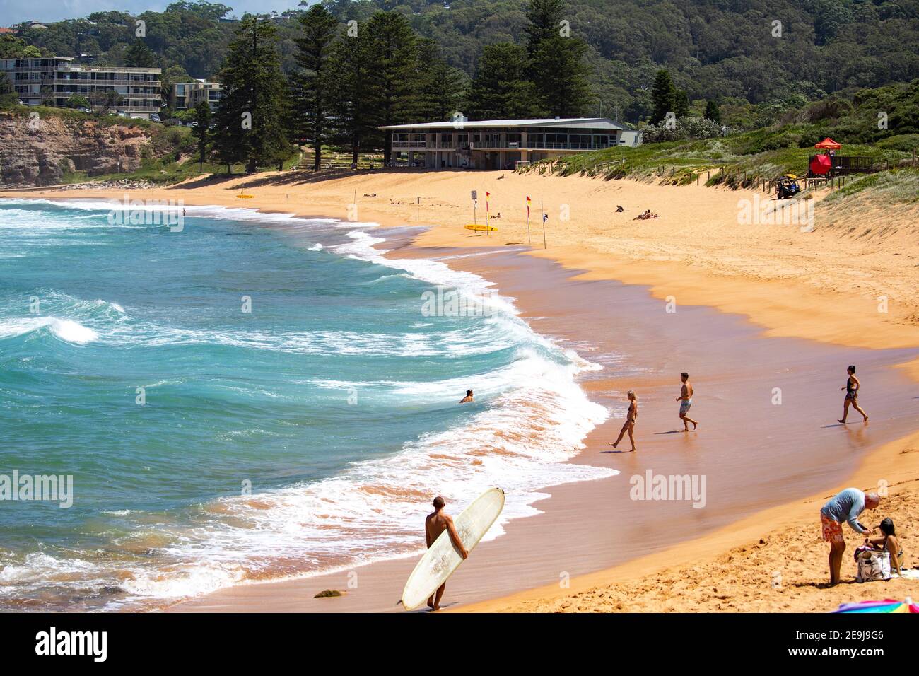 Surfeurs et amateurs de plage sur Avalon Beach, dans le nord de Sydney Plages, Nouvelle-Galles du Sud, Australie Banque D'Images
