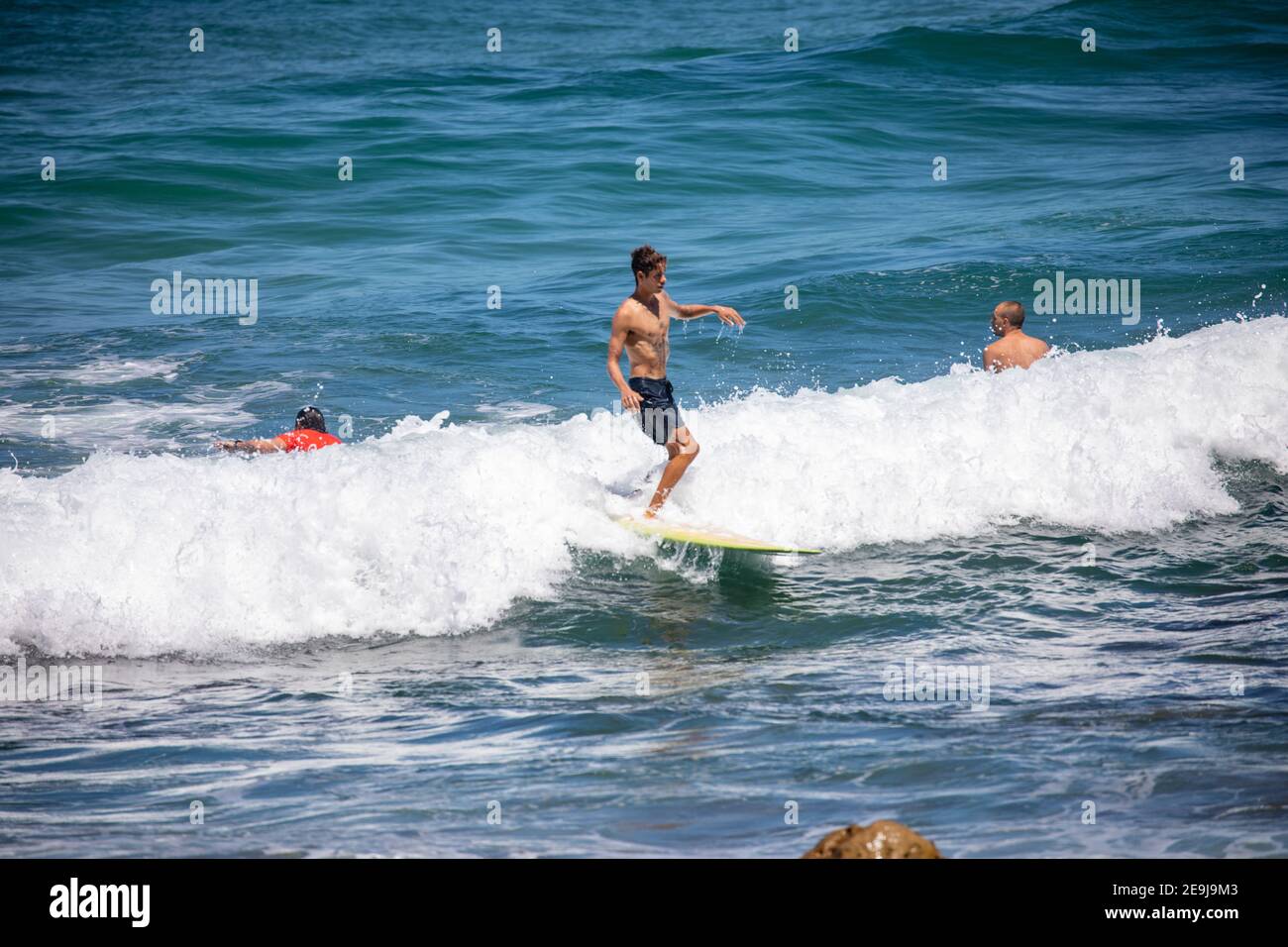 Homme adolescent surfant sur les vagues à Avalon Beach à Sydney Un jour d'été, Sydney, Australie Banque D'Images