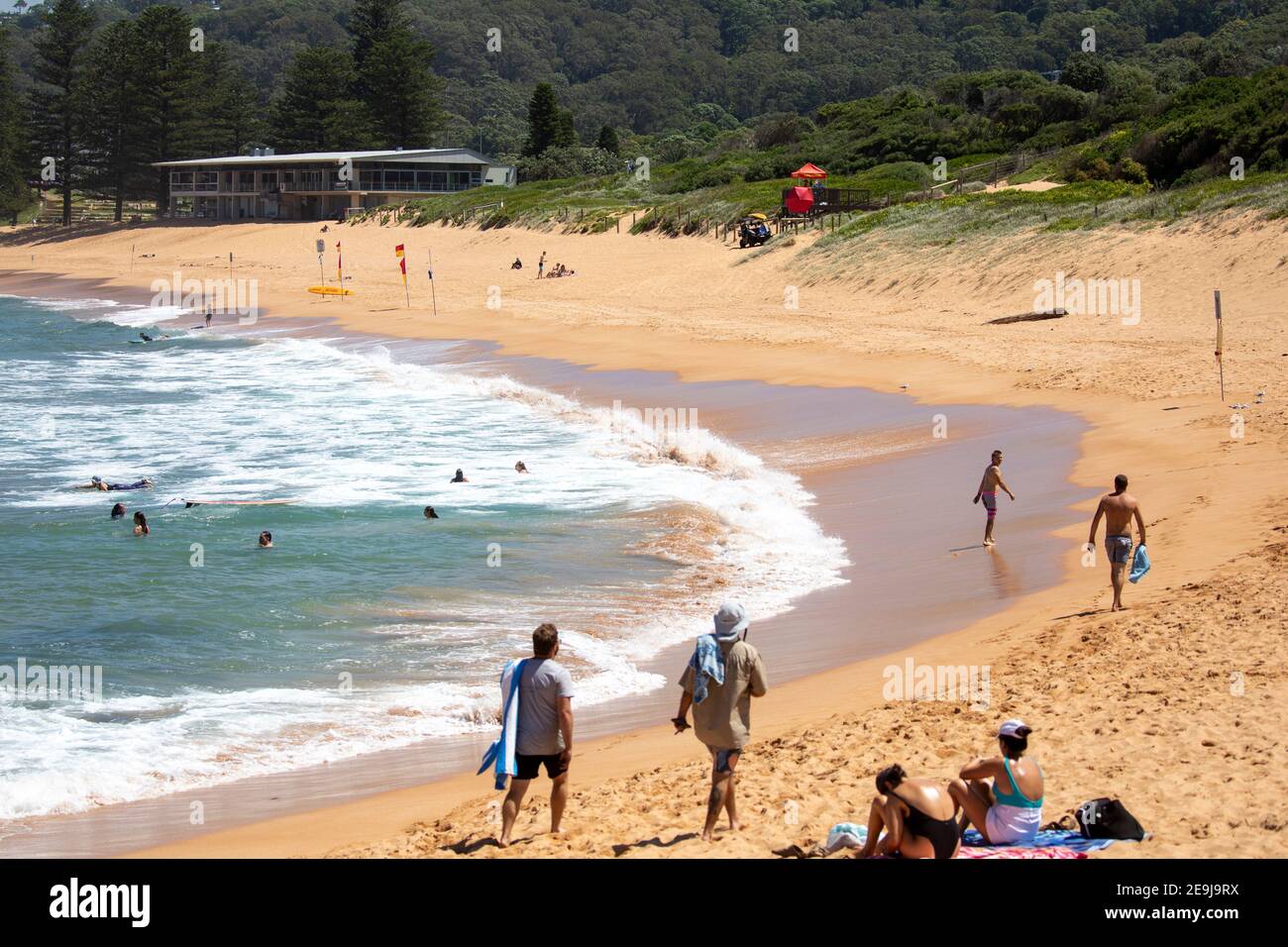 Surfeurs et amateurs de plage sur Avalon Beach, dans le nord de Sydney Plages, Nouvelle-Galles du Sud, Australie Banque D'Images