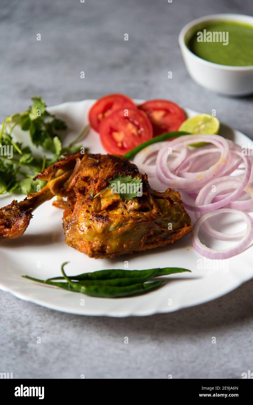 Gros plan de Spicy Indian snacks Delicacy poulet tandoori. Banque D'Images