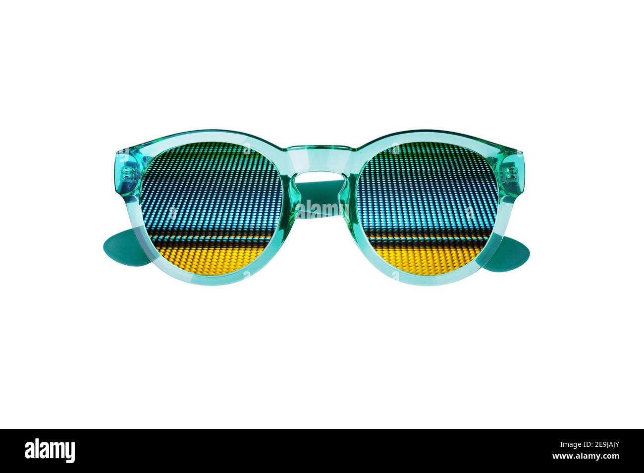 Lunettes de soleil avec lignes colorées abstraites motif sur fond blanc  isolé gros plan, concept de lunettes de soleil à écran numérique, lunettes  de lumière au néon, accessoire Photo Stock - Alamy