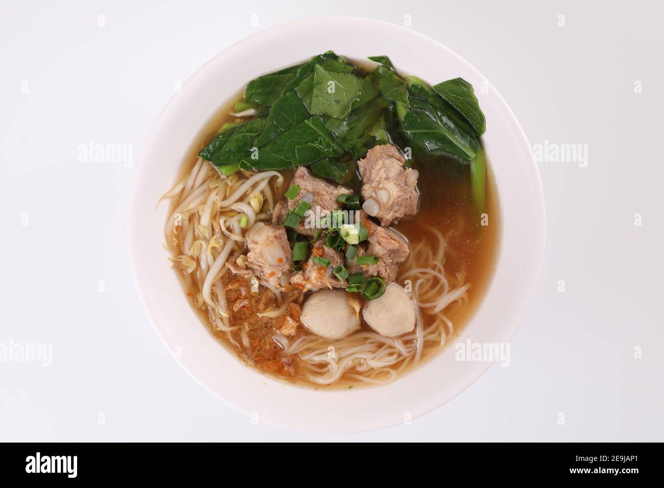 Cuisine thaïlandaise locale, Noodle avec boule de viande et porc isolé dans fond blanc Banque D'Images