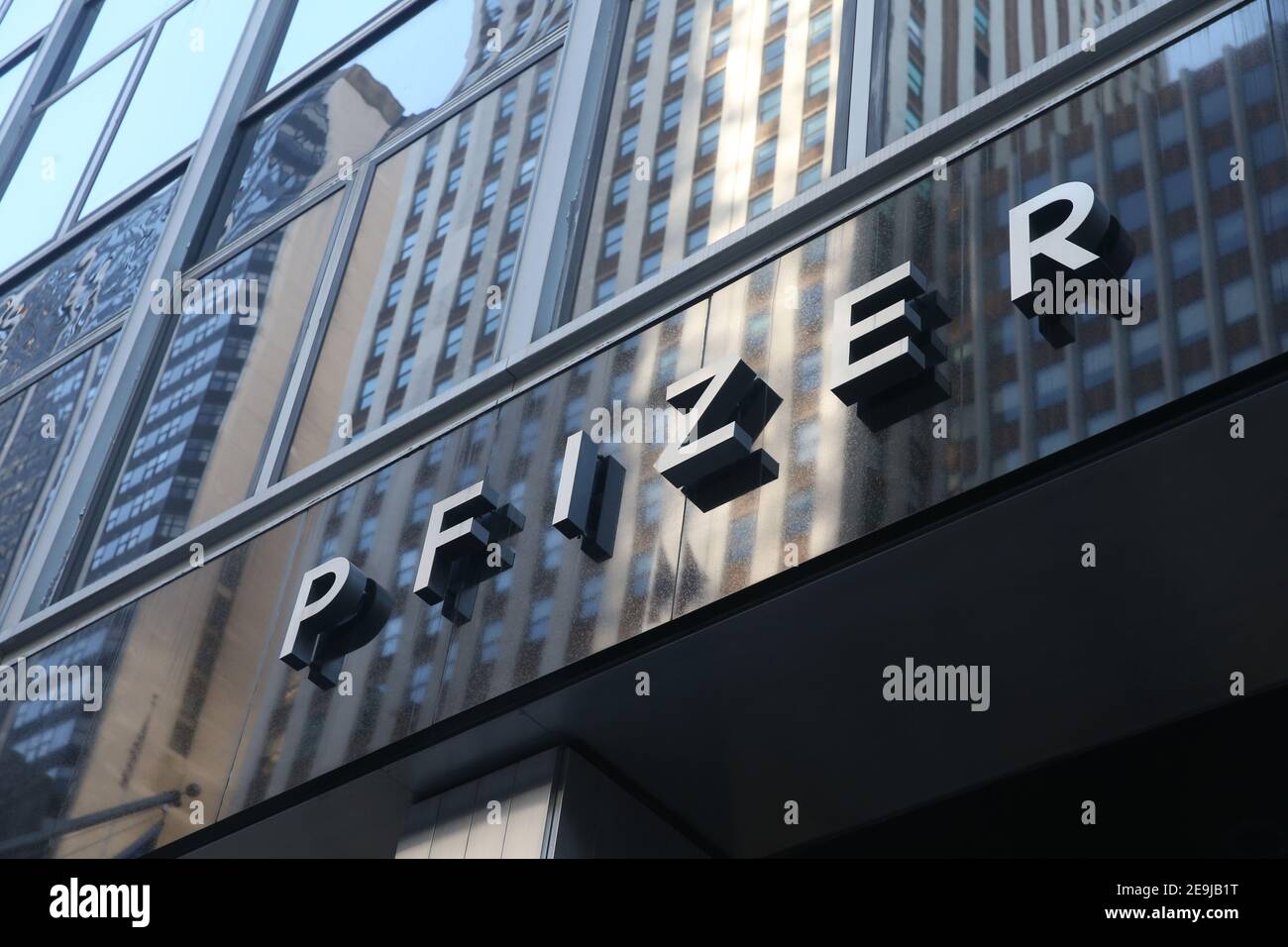 New York, NY États-Unis siège mondial de Pfizer sur la 42e rue à Manhattan Banque D'Images