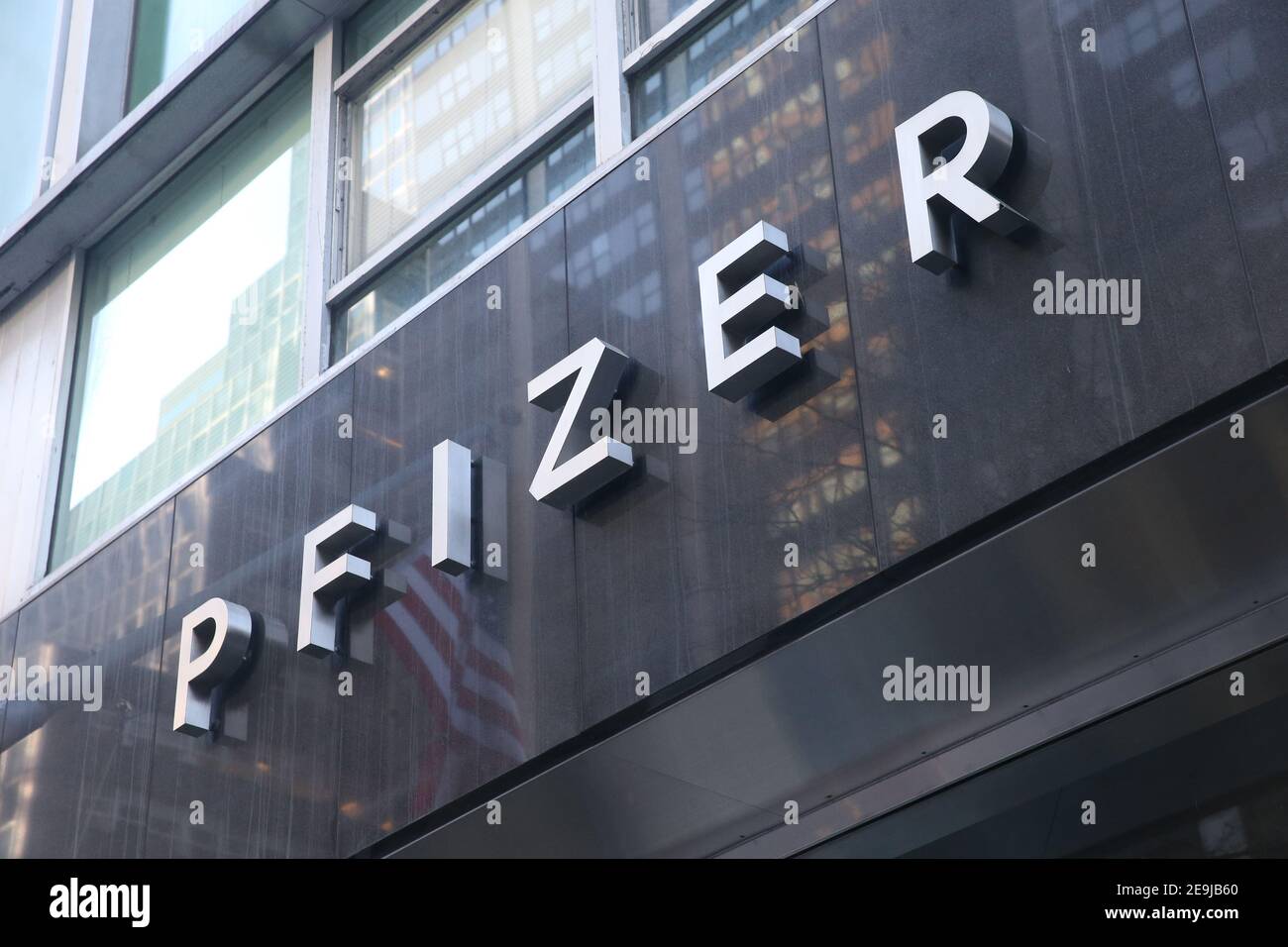 New York, NY États-Unis siège mondial de Pfizer sur la 42e rue à Manhattan Banque D'Images