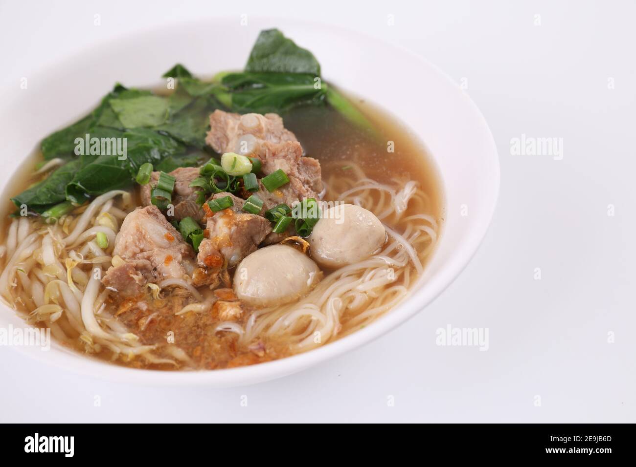 Cuisine thaïlandaise locale, Noodle avec boule de viande et porc isolé dans fond blanc Banque D'Images