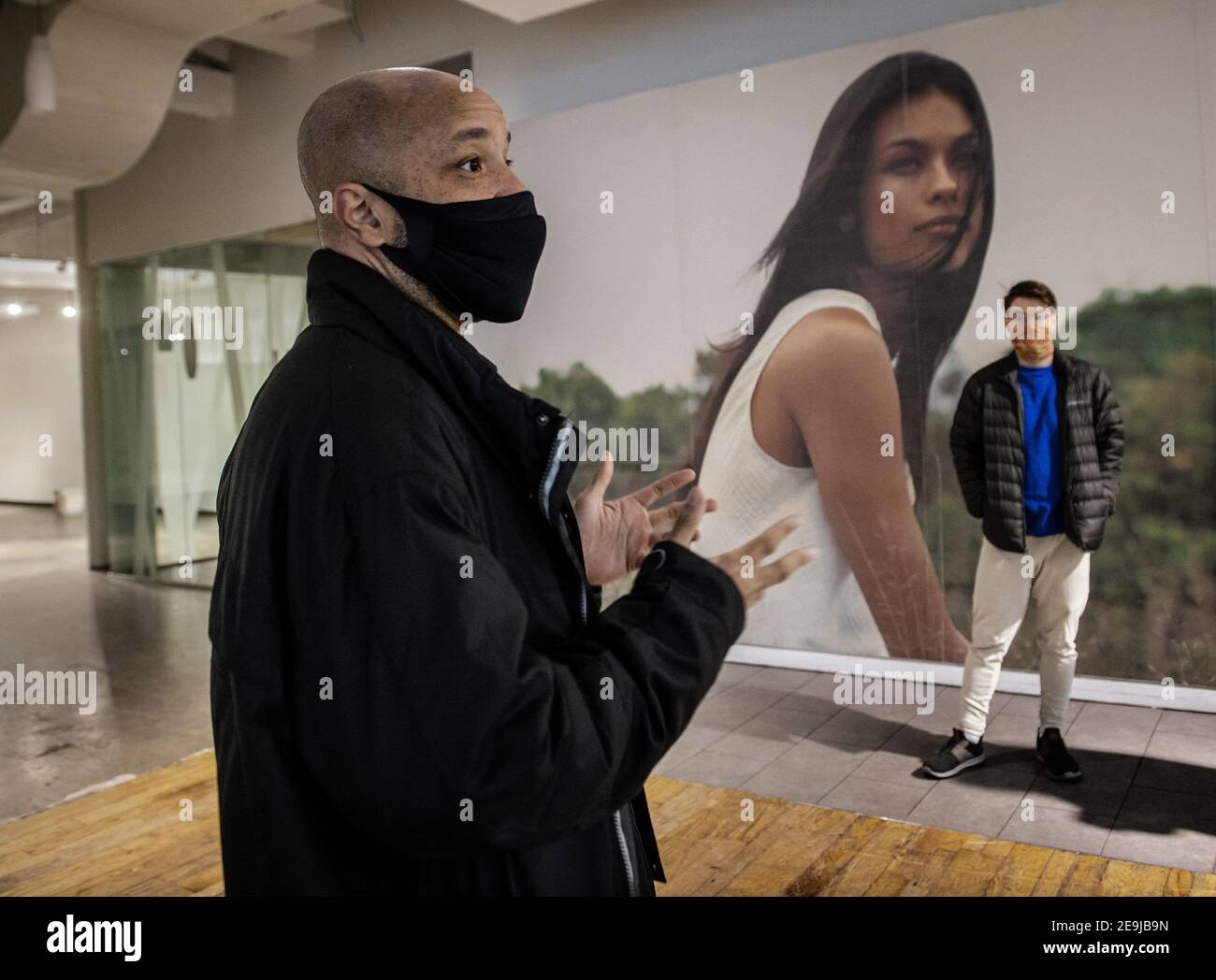 John Chisolm, à gauche, examine l'espace qu'il envisage de remplir avec des œuvres d'art retirées de BLM plaza, dans l'ancien studio Aveda à Gallery place à Washington, DC, USA, le 4 février 2021. Photo de Bill O’Leary/Pool/ABACAPRESS.COM) Banque D'Images