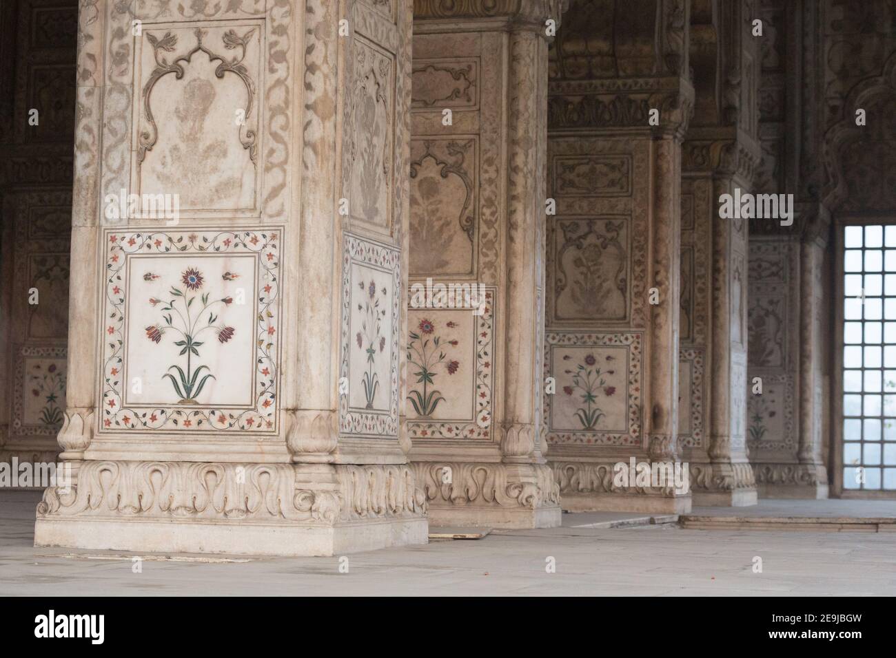 Delhi, en Inde, a sculpté des colonnes de marbre dans le Diwan-i-Khas, ou Emperors's Private audience Hall.Les colonnes en marbre blanc sont dotées d'une incrustation fine Banque D'Images