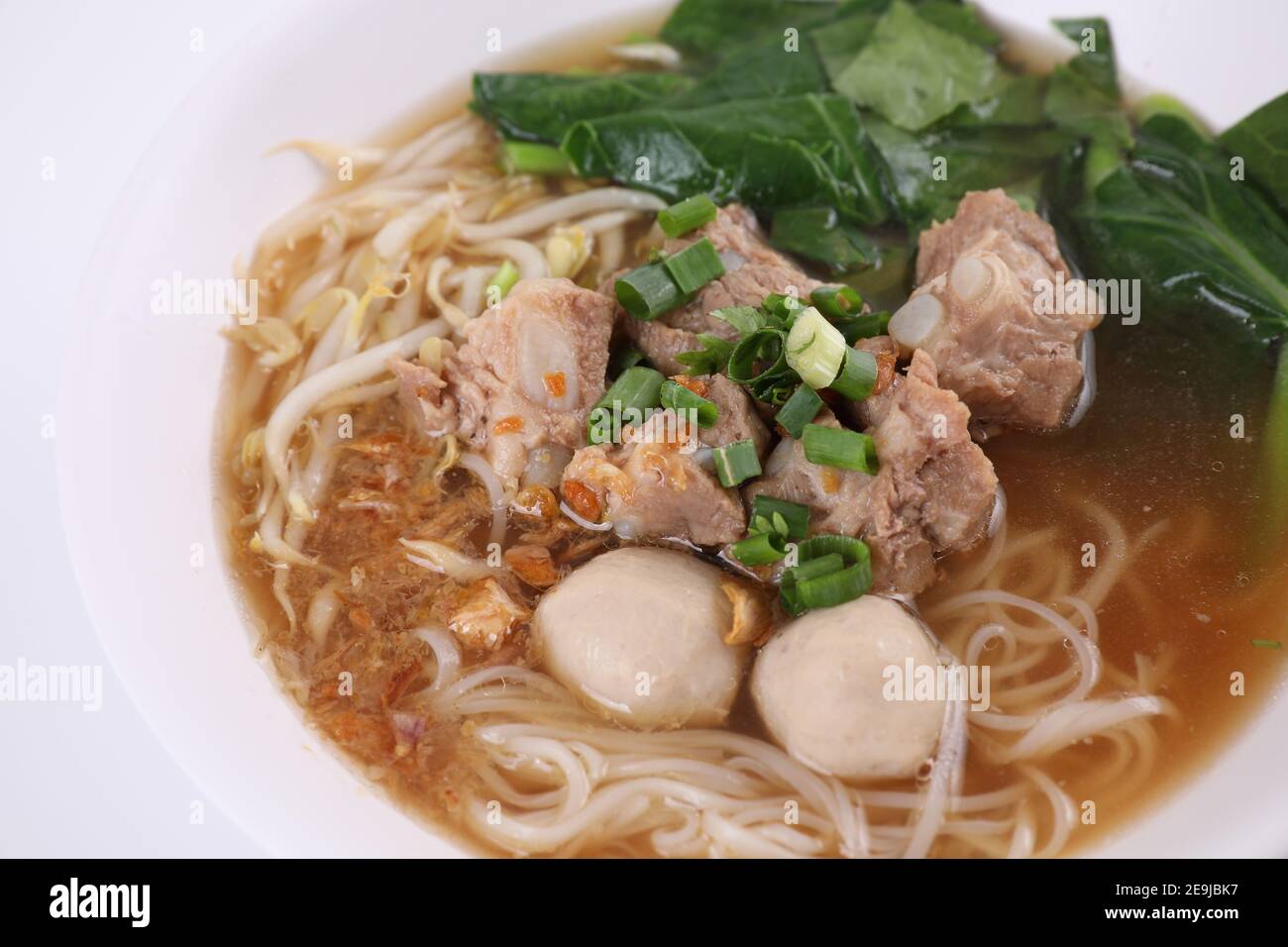 Cuisine thaïlandaise locale, Noodle avec boule de viande et porc isolé dans fond blanc Banque D'Images