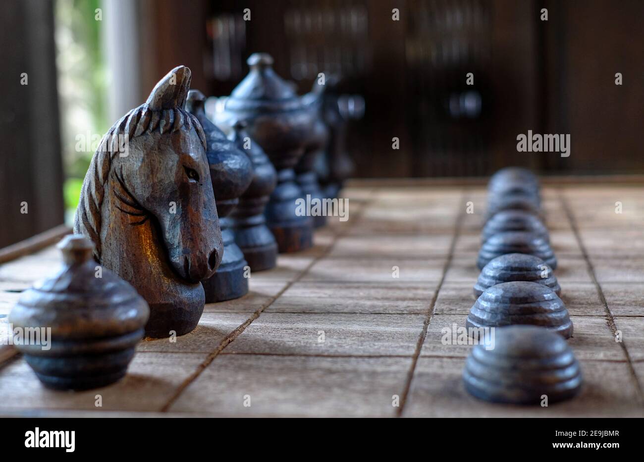 Une image de gros plan d'un morceau de chevalier d'une planche d'échecs en bois mis dans sa position de départ. Banque D'Images