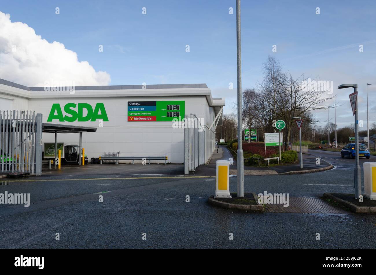 Queensferry ; Royaume-Uni : 29 janvier 2021 : signalisation pour un supermarché Asda et une station-service 24 heures sur 24. Banque D'Images