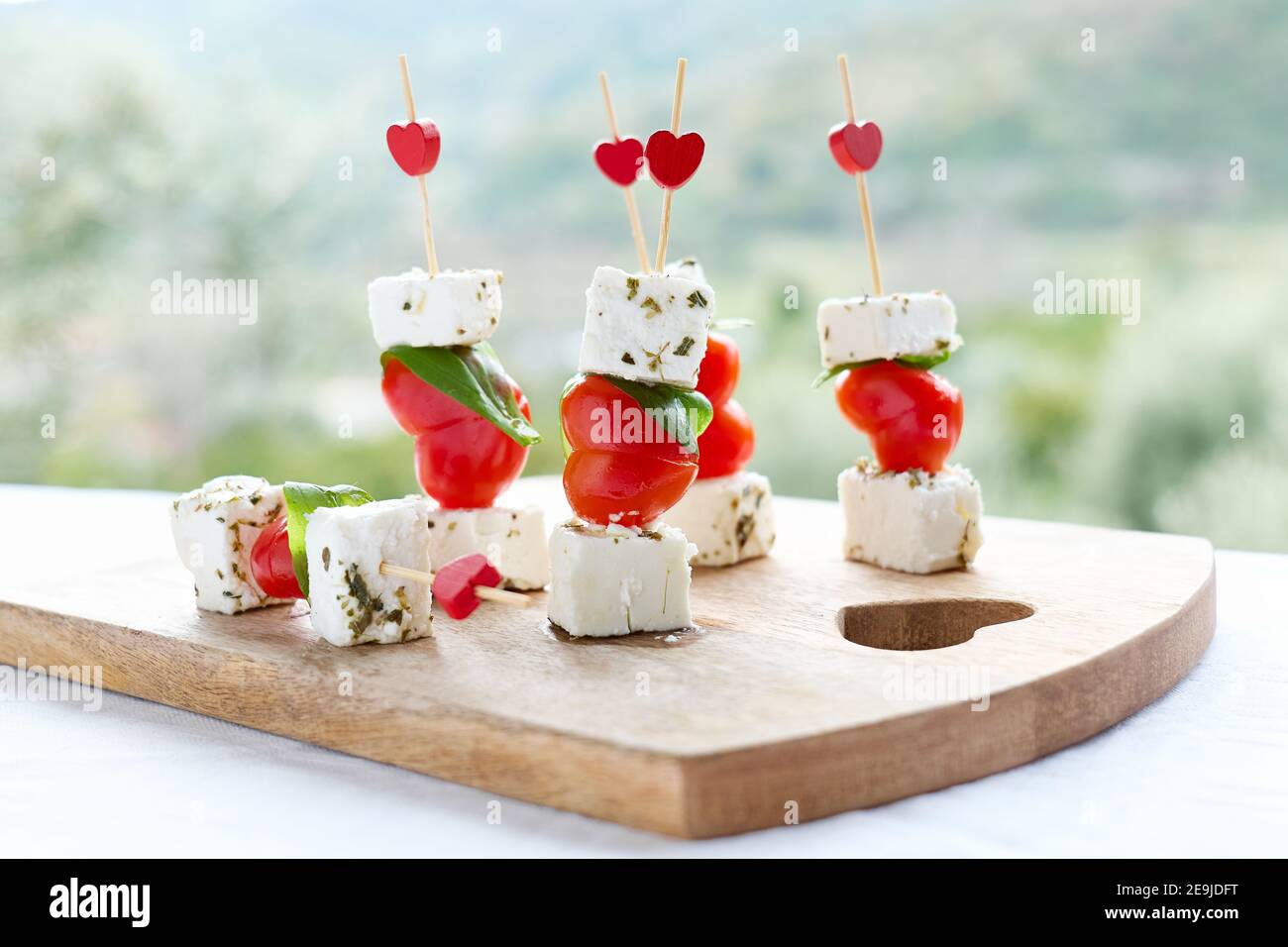 Saint Valentin En Cas Romantiques De Jour Ou D Anniversaire Canapes Avec Fromage Et Tomates Piccadilly En Forme De Coeur Nourriture Originale Pour La Saint Valentin Diner Romantique Photo Stock Alamy