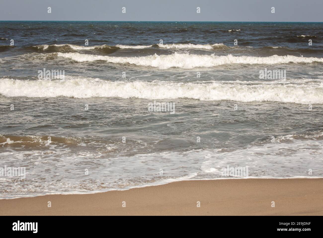 Belle vue sur les vagues de la baie du Bengale le long de la plage de Kovalam, Chennai, Inde Banque D'Images