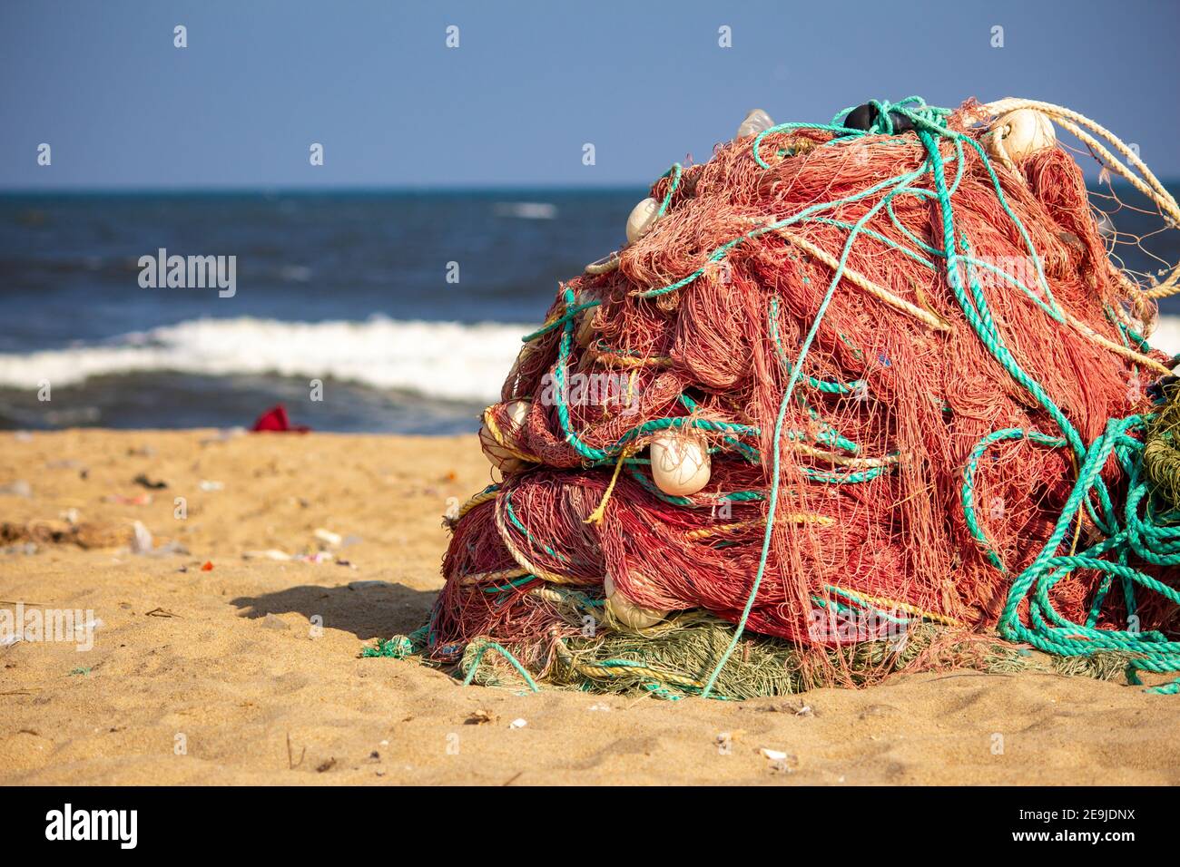 Vue sur les filets de pêche utilisés par les pêcheurs prêts à l'emploi, plage de Kovalam, Chennai Banque D'Images