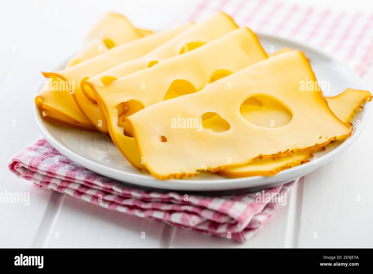 Tranche De Fromage Dur Fume Sur L Assiette Photo Stock Alamy
