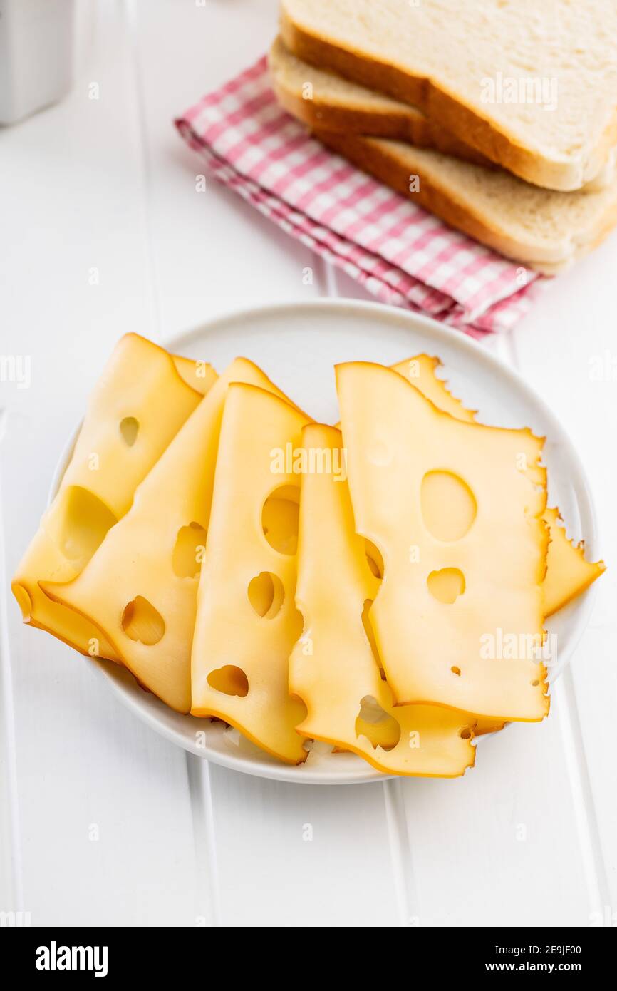 Tranche De Fromage Dur Fume Sur L Assiette Photo Stock Alamy