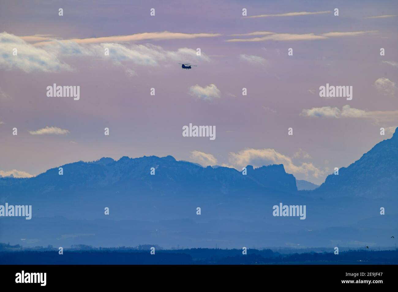 Linz, Autriche, 04 février 2021, Boeing CH-47 Chinook de l'armée américaine survolant la ville de Linz avant d'atterrir à l'aéroport Banque D'Images