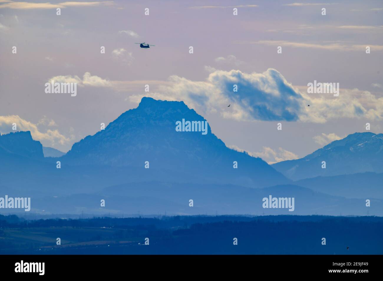 Linz, Autriche, 04 février 2021, Boeing CH-47 Chinook de l'armée américaine survolant la ville de Linz avant d'atterrir à l'aéroport Banque D'Images