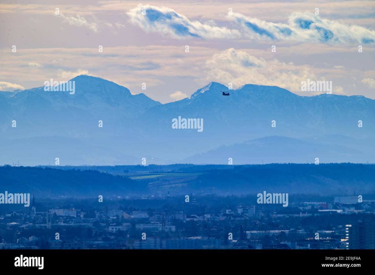 Linz, Autriche, 04 février 2021, Boeing CH-47 Chinook de l'armée américaine survolant la ville de Linz avant d'atterrir à l'aéroport Banque D'Images