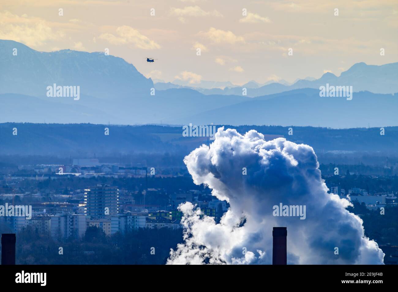 Linz, Autriche, 04 février 2021, Boeing CH-47 Chinook de l'armée américaine survolant la ville de Linz avant d'atterrir à l'aéroport Banque D'Images