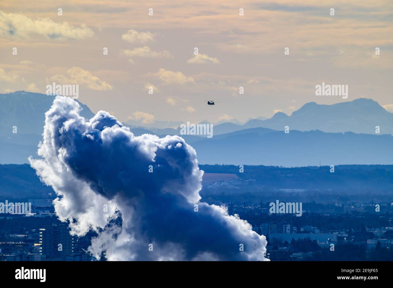 Linz, Autriche, 04 février 2021, Boeing CH-47 Chinook de l'armée américaine survolant la ville de Linz avant d'atterrir à l'aéroport Banque D'Images