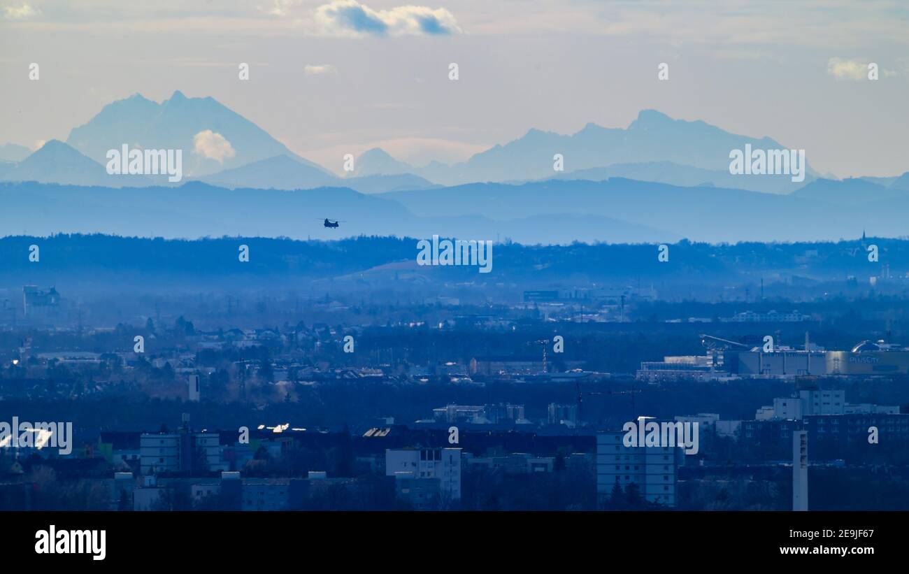Linz, Autriche, 04 février 2021, Boeing CH-47 Chinook de l'armée américaine survolant la ville de Linz avant d'atterrir à l'aéroport Banque D'Images