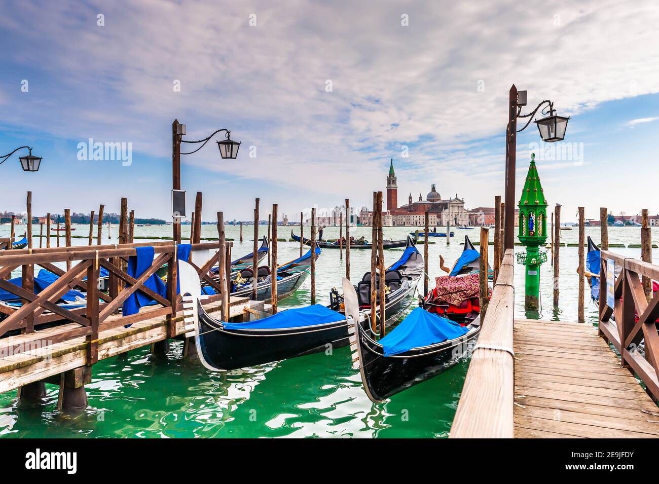 Gondoles et île de San Giorgio Maggiore en arrière-plan dans la lagune de Venise en Vénétie, Italie Banque D'Images