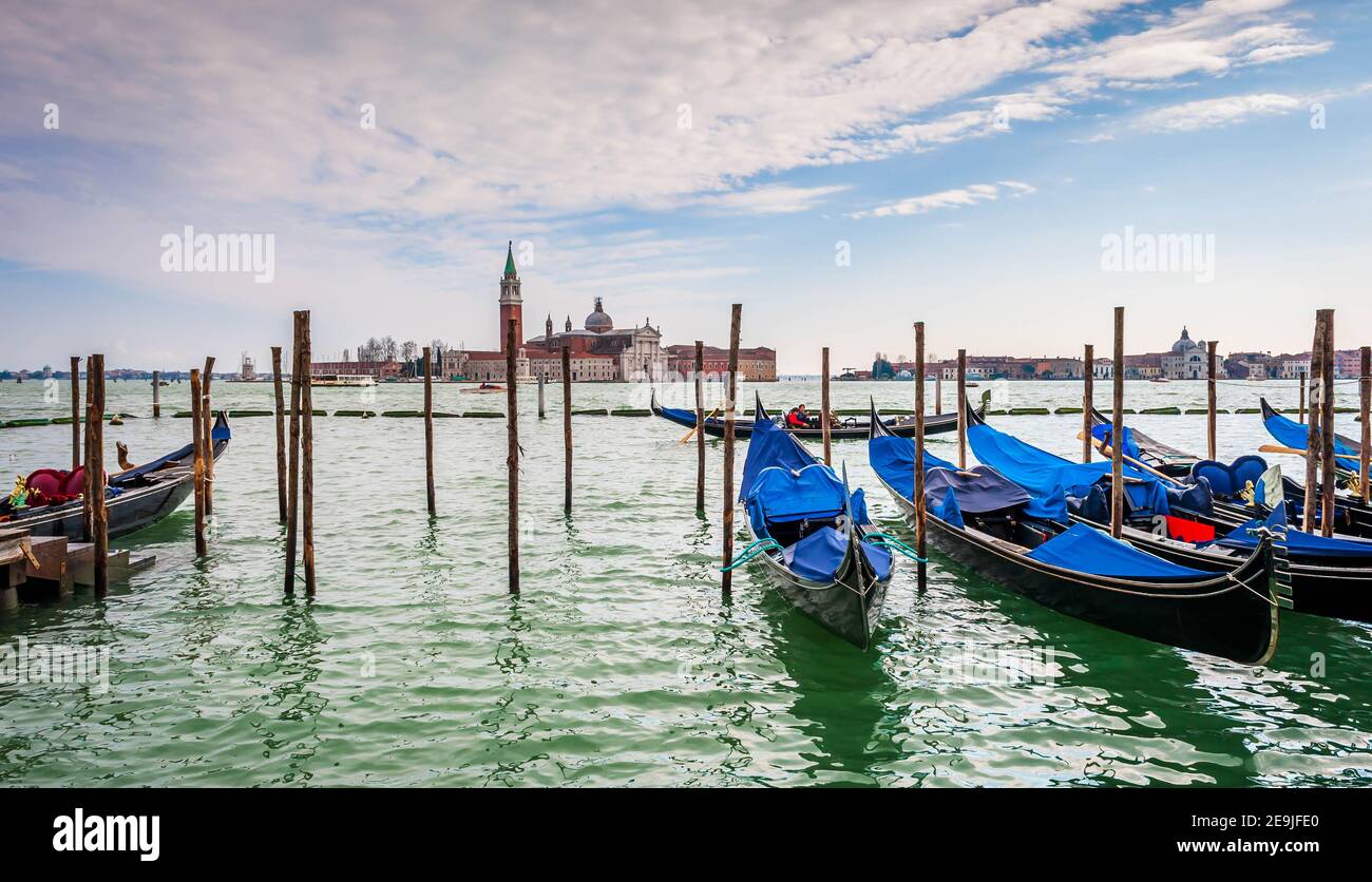 Gondoles et île de San Giorgio Maggiore en arrière-plan dans la lagune de Venise en Vénétie, Italie Banque D'Images