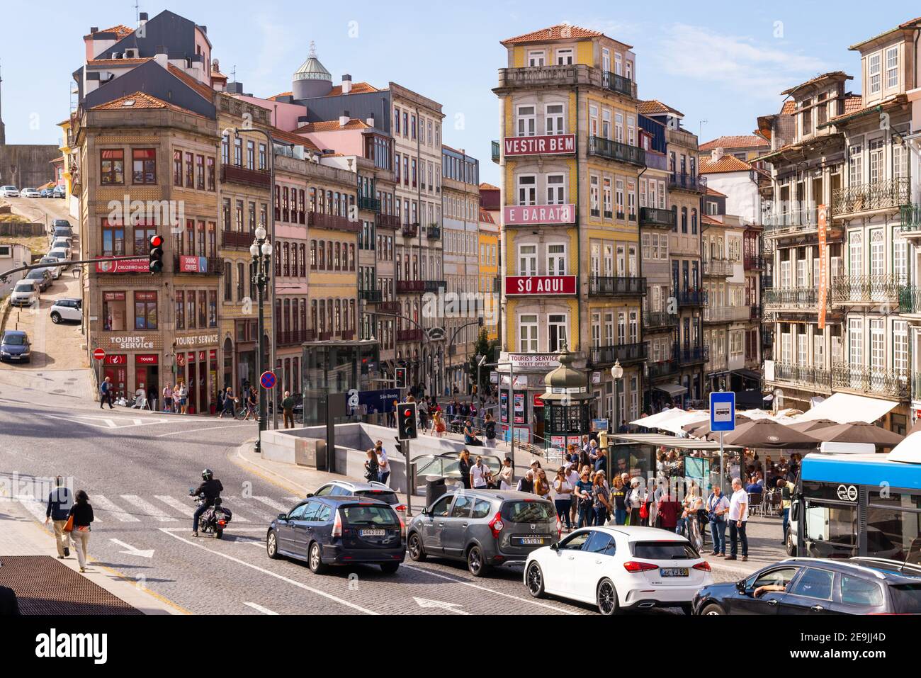 Porto, Portugal - 06 octobre 2018 : les gens marchent dans les rues du centre-ville près de la gare de Sao Bento pendant la journée. Banque D'Images