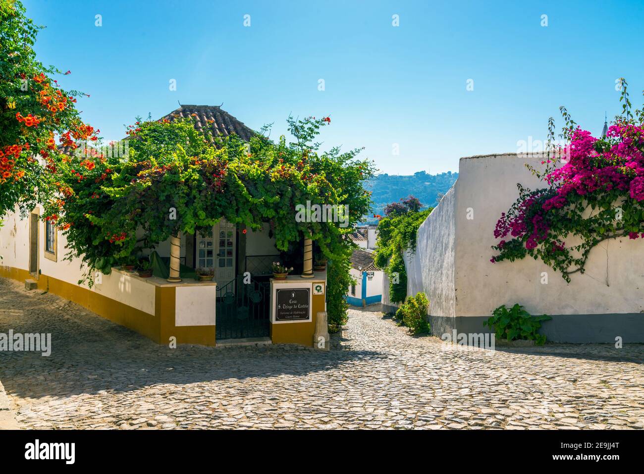 Portugal, Obidos, 05 octobre 2018 : ville fortifiée historique d'Obidos. Belles rues de la ville médiévale d'Obidos. Reliant deux rues étroites. Banque D'Images
