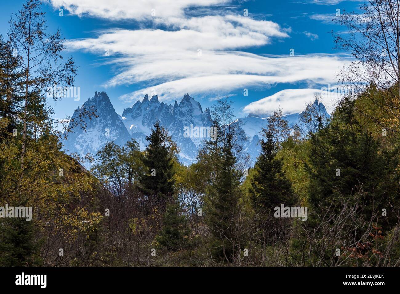 Les hautes montagnes de la haute Savoie en automne. Alpes françaises près de Vallorcine, Chamonix-Mont-blanc en France. Banque D'Images