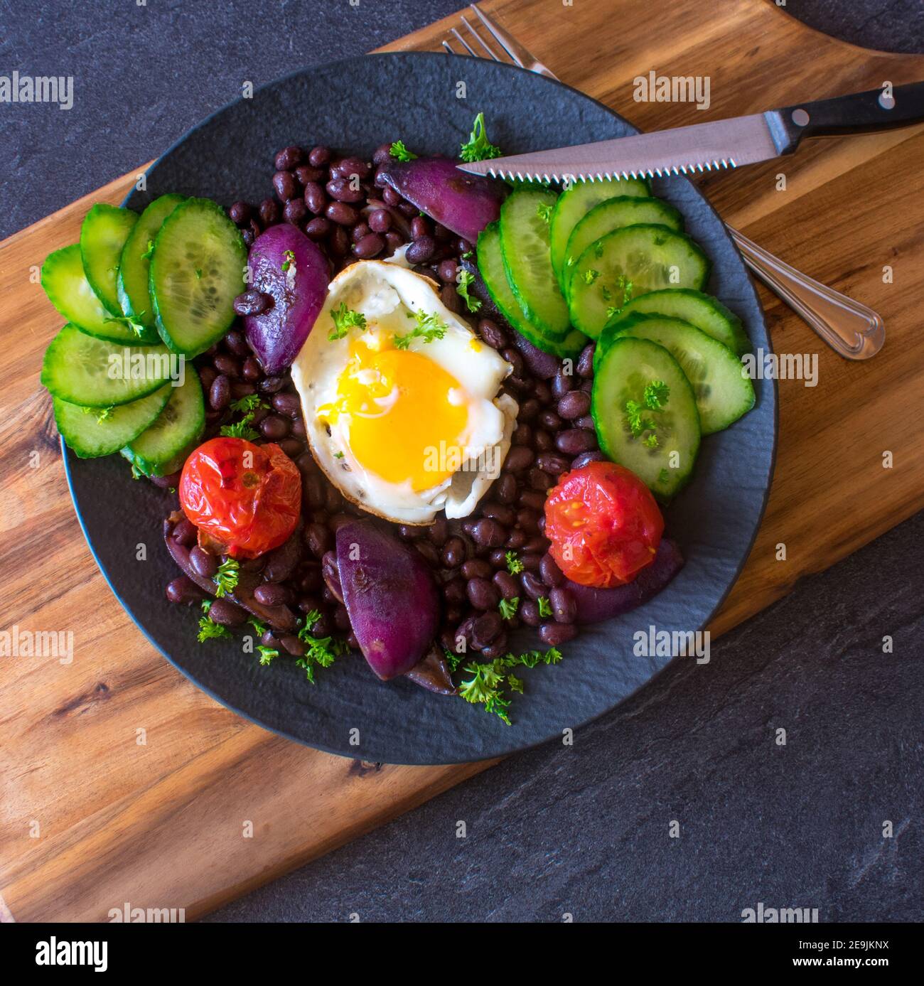 repas de fitness sans gluten et végétarien avec haricots, œufs et légumes Banque D'Images