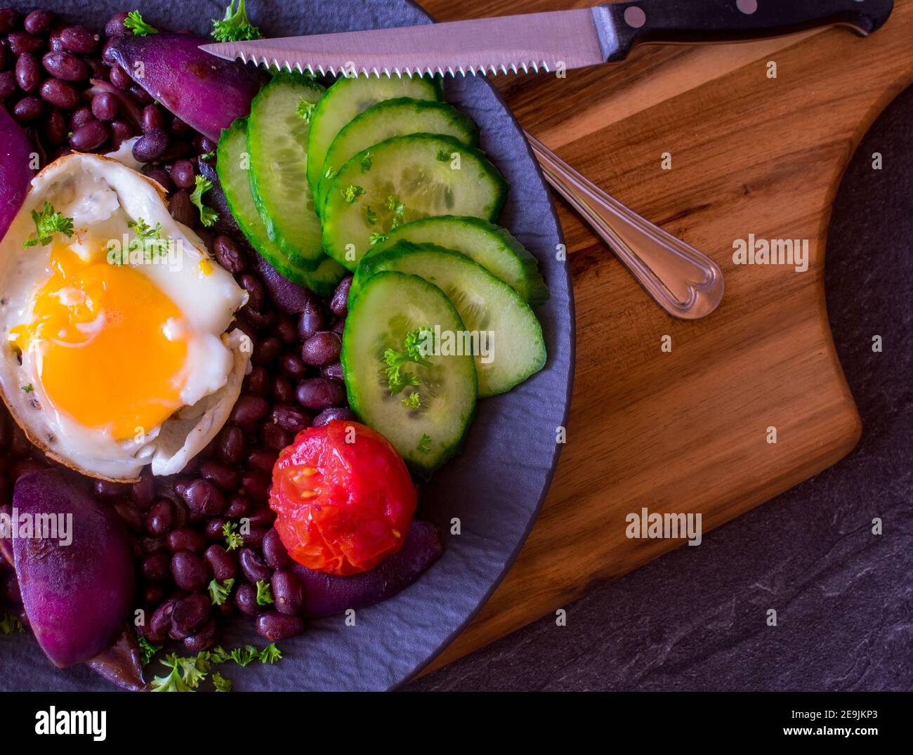 salade végétarienne saine aux œufs de haricots avec légumes Banque D'Images