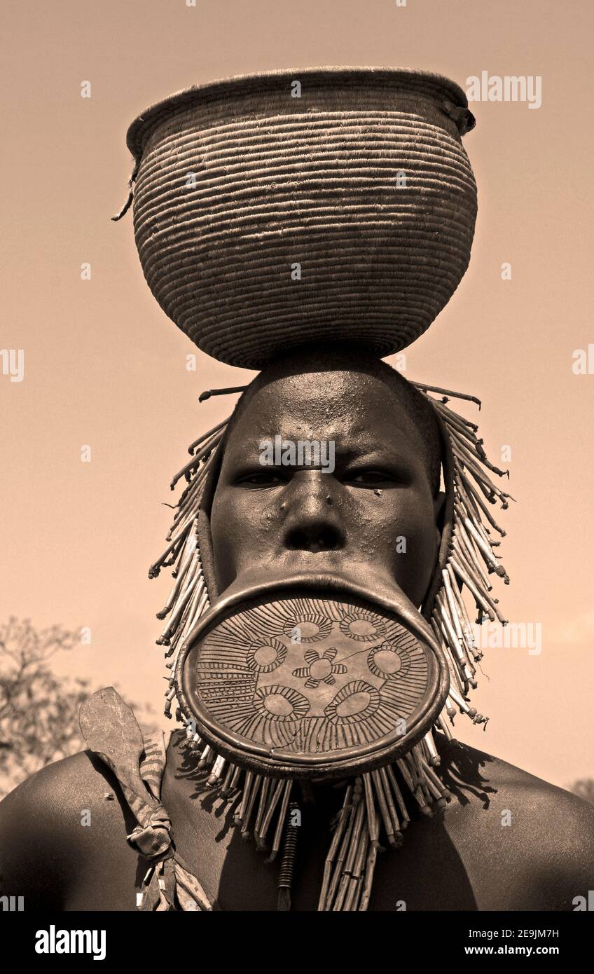 Femme de la tribu Mursi avec la lèvre plate, vallée de l'Omo, Ethiopie Banque D'Images