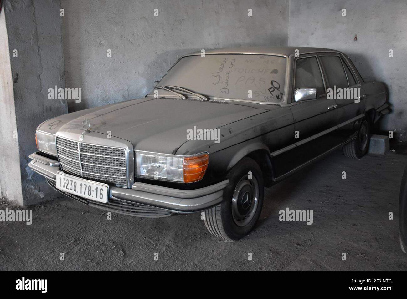 Dusty oublié classique mercedes-benz w201 dans le garage à Alger, Algérie Banque D'Images