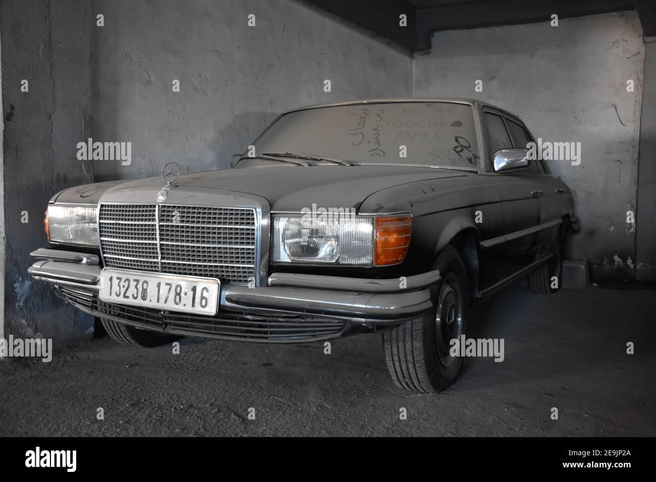 Dusty oublié classique mercedes-benz w201 dans le garage à Alger, Algérie Banque D'Images